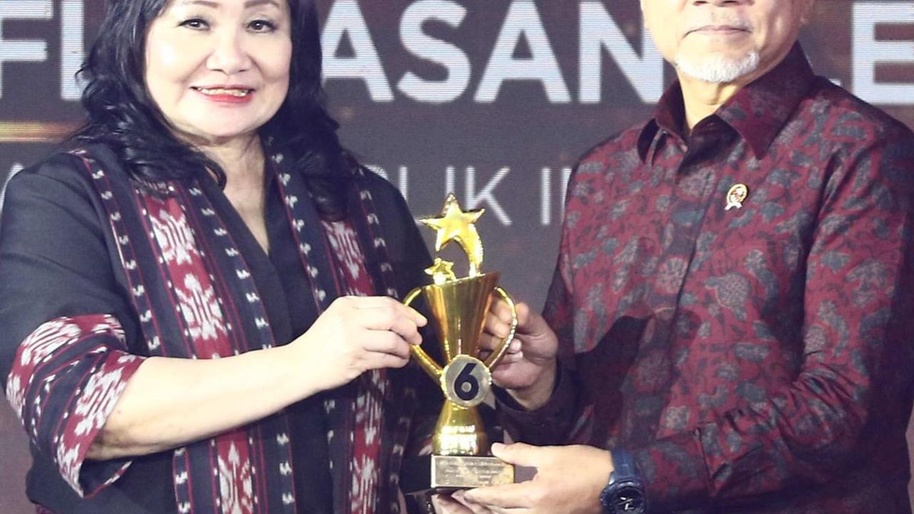 Wakil Komisaris Utama SCM Suryani Zaini saat memberikan penghargan kepada Menteri Perdagangan Zulkifli Hasan dalam Anugrah Inspiratif Liputan6.com, Sabtu (8/7/2023) lalu. Mendag Zulhas mendapatkan penghargan kategori tokoh inspiratif pegiat pertumbuhan da