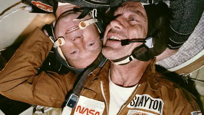 Astronot Donald K. Slayton dan kosmonot Aleksey A. Leonov dalam Modul Orbit Soyuz. (Sumber Wikimedia Commons)