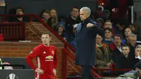 Manajer Manchester United, Jose Mourinho (kanan) di sela laga kontra Zorya Luhansk, di Stadion Old Trafford, Jumat (30/9/2016) dini hari WIB.  (Reuters/Jason Cairnduff)