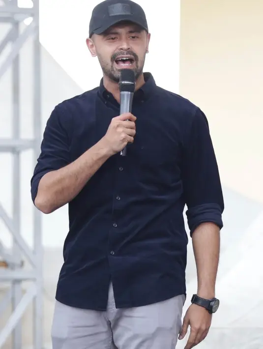 "Sangat senang ya, ini pertama kali buat kita. Meet and greet series ini. Ada aktor India dan Indonesia. Crowd-nya penuh energi," kata Mike Lucock usai acara di Depok Town Square, Jawa Barat (17/9). (Bambang E. Ros/Bintang.com)