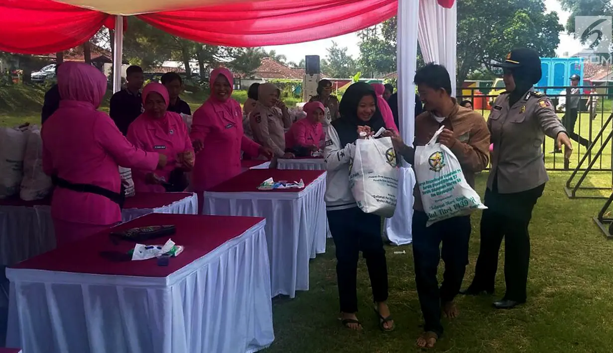 Warga membeli paket lebaran yang digelar Sespimti Polri di Asrama Unit Barat, Jawa Barat, Senin (04/6). Kegiatan ini bertujuan untuk membangkitkan rasa kepedulian kepada masyarakat sekitar. (Liputan6.com/Pool/Sespimti)