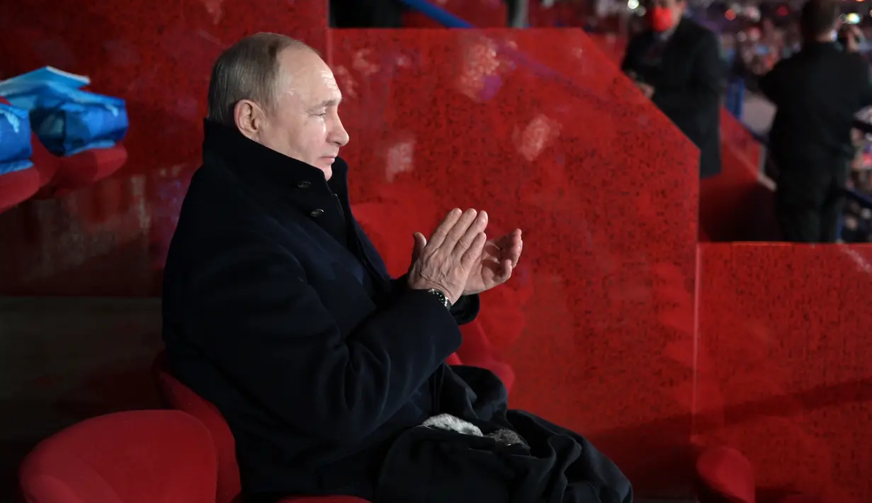 Presiden Rusia Vladimir Putin bertepuk tangan saat pembukaan Olimpiade Musim Dingin 2022 di Stadion Olimpiade, Beijing (4/2/2022). Olimpiade Musim Dingin 2022 akan diselenggarakan pada tanggal 4 hingga 20 Februari 2022. (Alexei Druzhinin, Sputnik, Kremlin Pool Photo via AP)