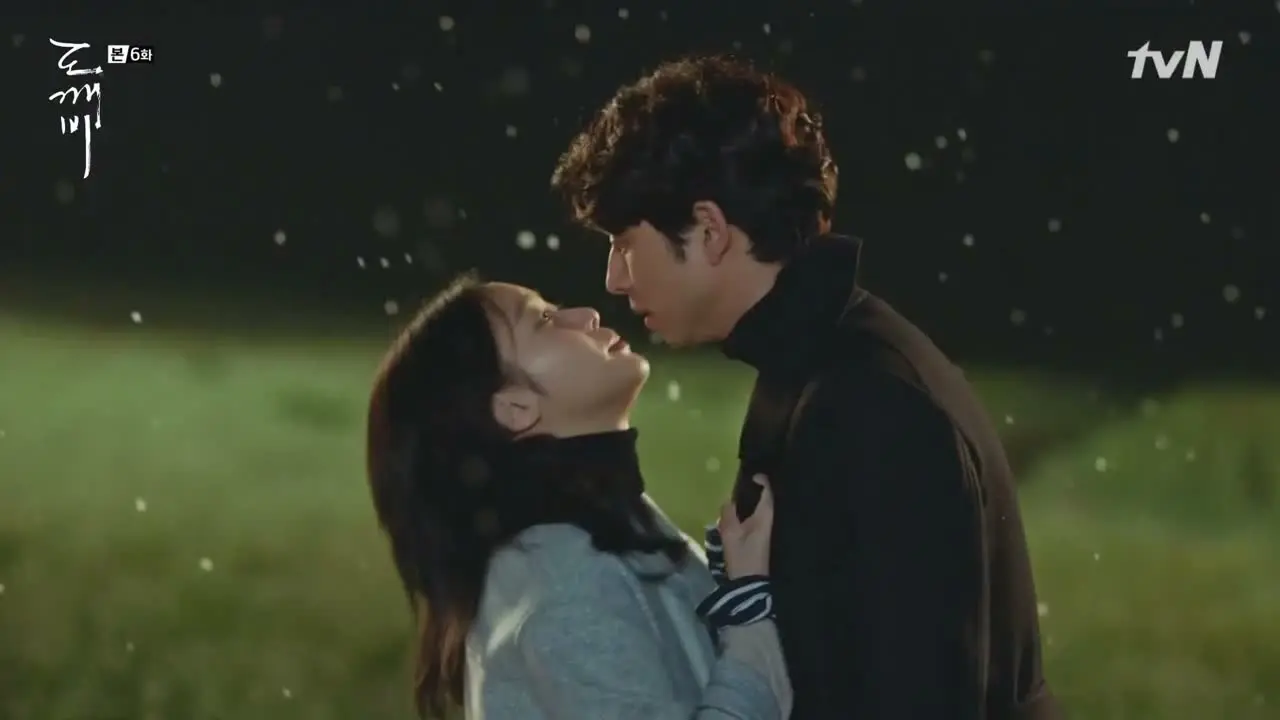 Adegan ciuman antara Kim Go Eun dan Gong Yoo dalam Goblin (Nate)