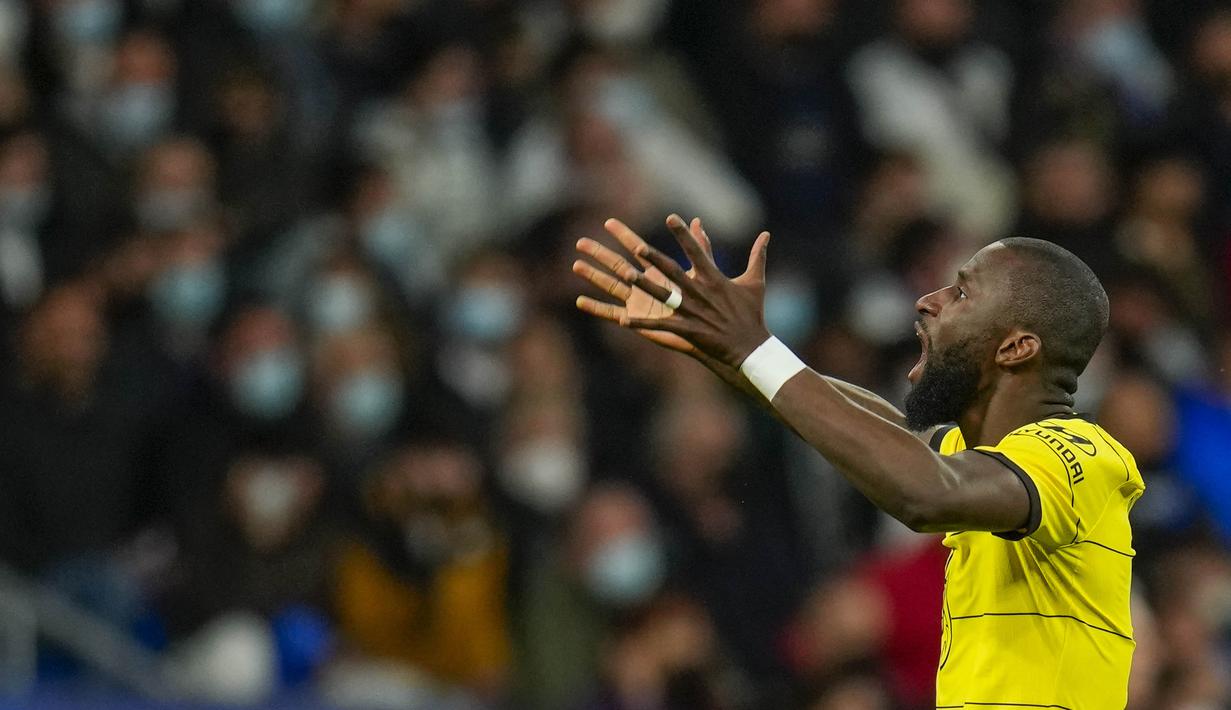 Rudiger tampil solid di lini belakang Chelsea. Bek asal Jerman itu juga mencetak gol kedua Chelsea dan membuat semifinal ada di depan mata.
Rudiger mampu meredam aksi Benzema dan Valverde pada hampir sepanjang waktu normal. (AP/Manu Fernandez)
