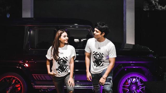 6 Gaya Kasual Atta Halilintar dan Aurel Hermansyah, Pengantin Baru yang Couple Goals Banget