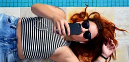 Ilustrasi mendengarkan musik dengan eraphone. (Photo by Bruno Gomiero on Unsplash)
