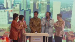 Presiden Joko Widodo bersama Ketua Partai Nasdem, Surya Paloh memencet tombol tanda peletakan batu pertama pembangunan Gedung Indonesia Satu di Jalan MH Thamrin, Jakarta, Sabtu (23/5/2015). (Liputan6.com/Andrian M Tunay)