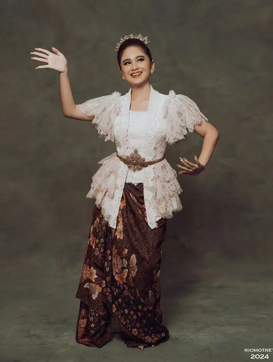 Tissa Biani tampil cantik kenakan kebaya kutubaru berlengan pendek terumpet. Potongan brukat berlapis di pinggang bikin terlihat ramping yang dipadukan dengan kain batik. [@tissabiani]