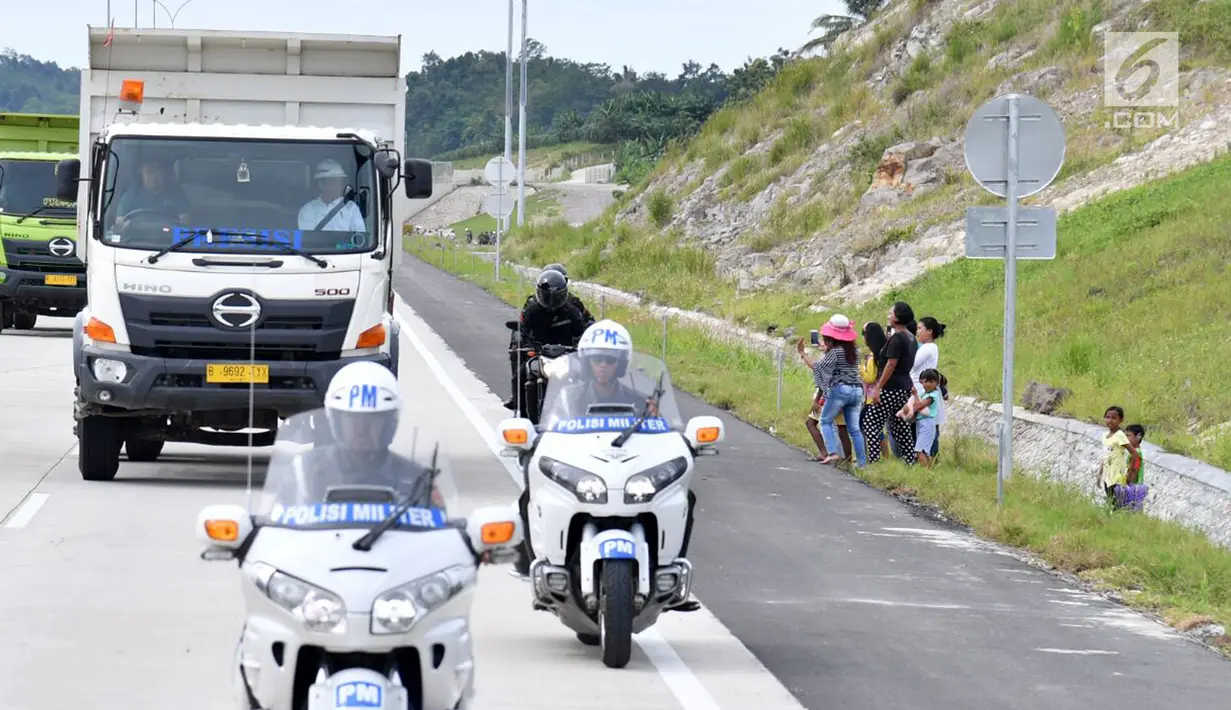 Warga mengabadikan gambar ketika Presiden Jokowi naik truk usai meresmikan Jalan Tol Bakauheni di Kabupaten Lampung Selatan, Lampung, Minggu (21/1). Jokowi tergetkan Tol Bakauheni selesai sebelum Asian Games 2018 berjalan. (Liputan6.com/Pool/Biro Setpres)