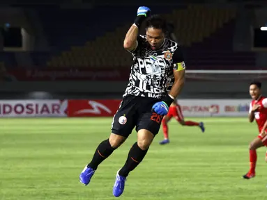 Selebrasi Andritany dan sejumlah pemain Persija Jakarta usai memenangkan adu penalti dalam pertandingan semifinal leg kedua Piala Menpora 2021 melawan PSM Makassar di Stadion Manahan, Solo, Minggu (18/4/2021). (Bola.com/Ikhwan Yanuar)