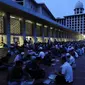 Pemandangan saat umat muslim melaksanakan buka puasa bersama di Masjid Istiqlal, Jakarta, Kamis (17/5). (Liputan6.com/Arya Manggala)