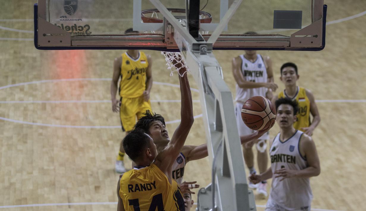 Pebasket Banten, Winston Swenjaya, berusaha memasukan bola saat melawan Jawa Tengah pada laga final Pomnas XVI 2019 di GOR Soemantri Brodjonegoro, Jakarta, Selasa (24/9). Banten menang 90-68 atas Jateng. (Bola.com/Vitalis Yogi Trisna)