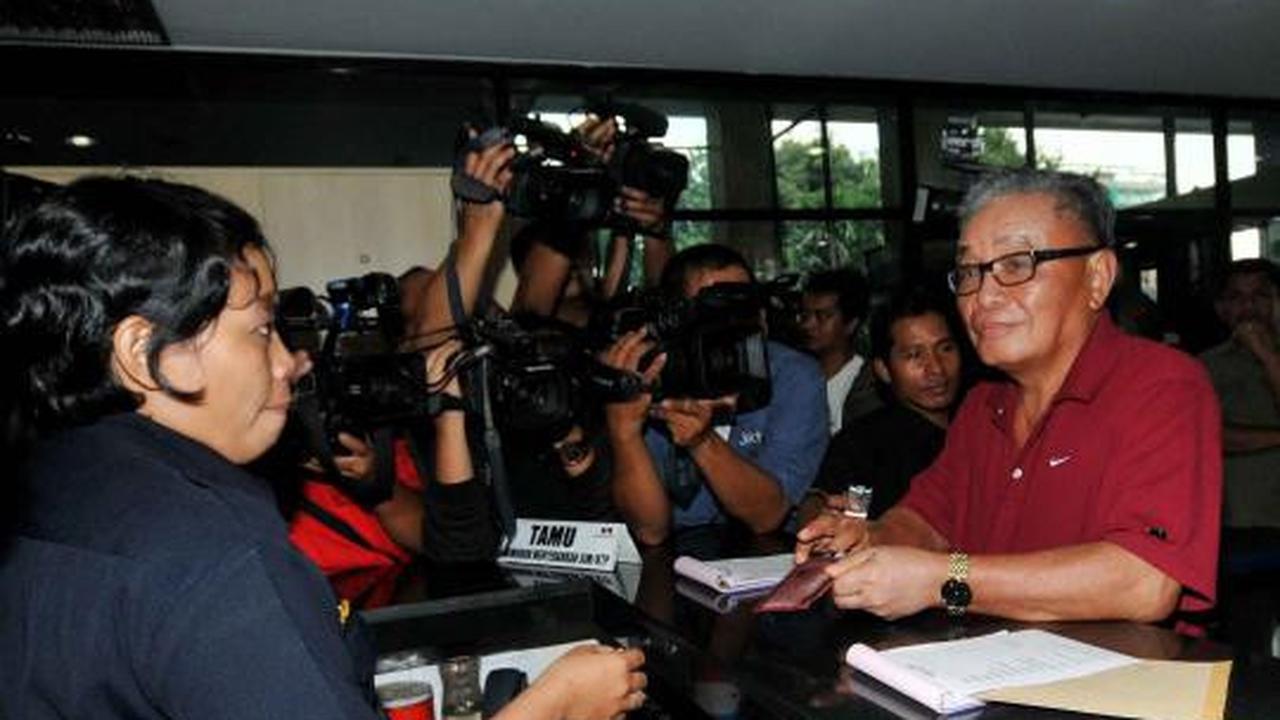 Ibunda dari almarhum Adjie Massaid mengisi daftar tamu saat menjenguk  
