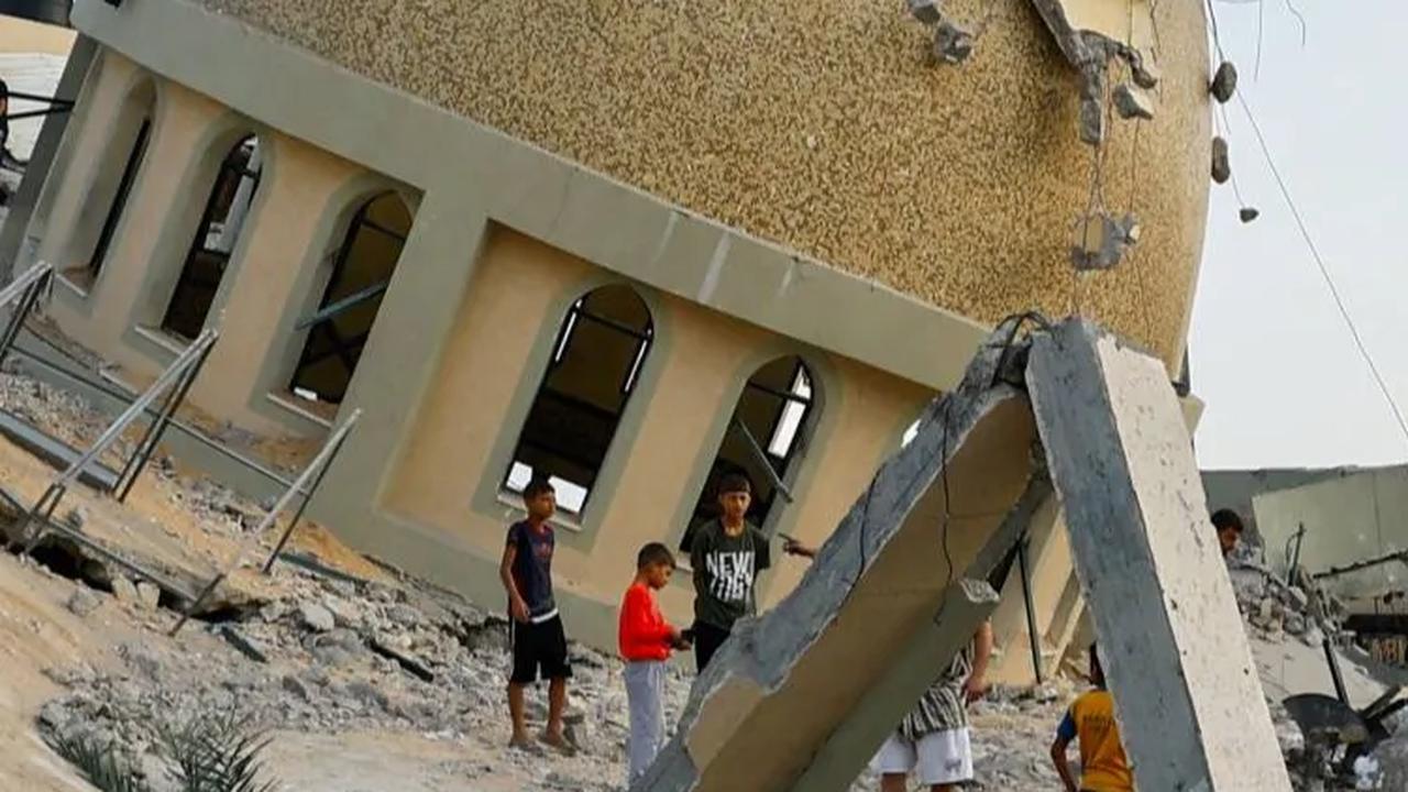 Kondisi masjid di Khan Younis yang runtuh setelah terkena serangan rudal balasan dari Israel.