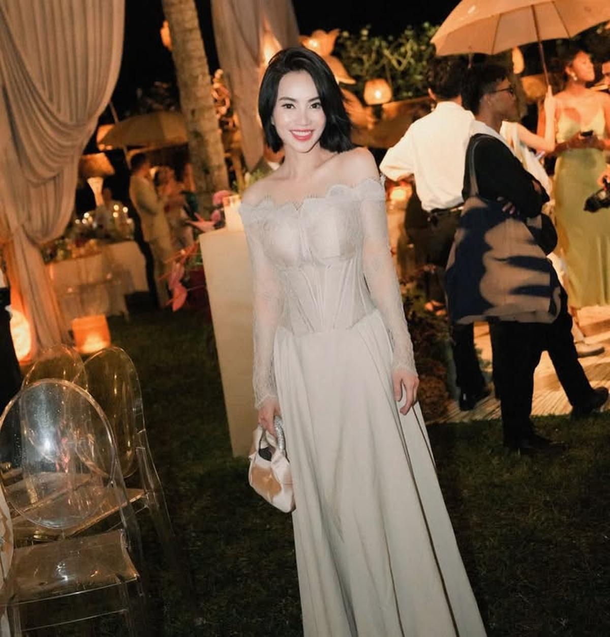 Dikabarkan Dekat dengan Ari Lasso, 7 Potret Dearly Djoshua di Pernikahan Luna Maya - Foto Bareng Seleb Lain dan Tampak Akrab