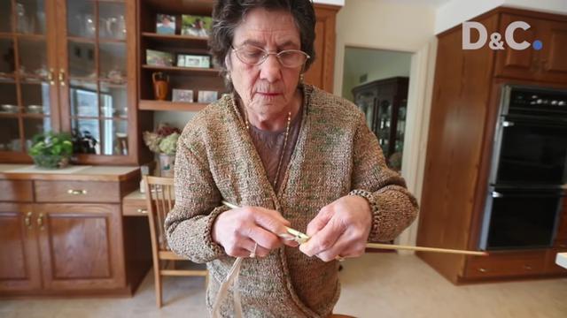 Rosa Ferrigno dan baju rajutnya.