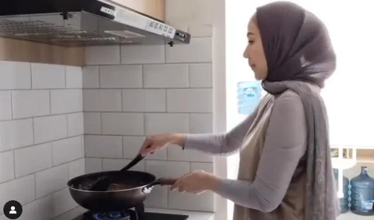 7 Potret Dapur Rumah Venna Melinda, Minimalis dan Elegan
