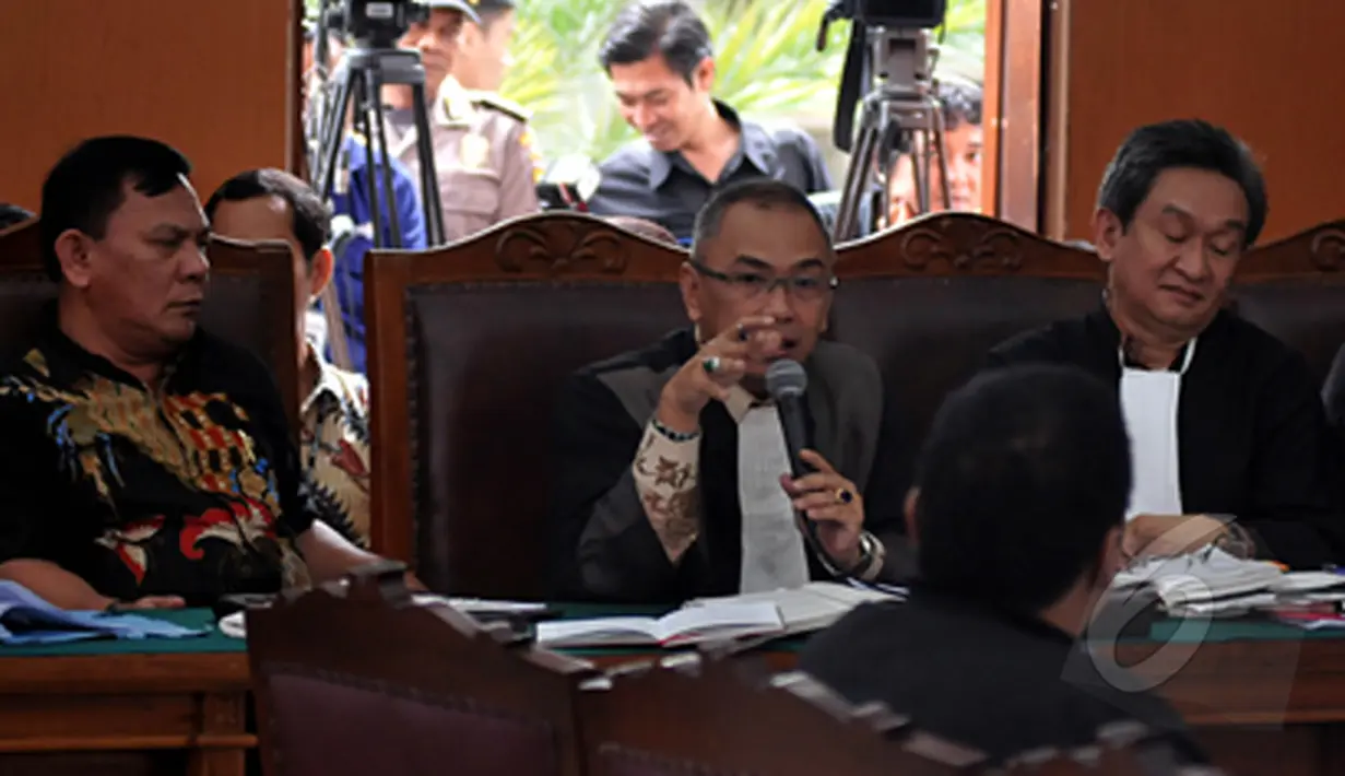 Kuasa hukum Budi Gunawan bertanya kepada Zainal Arifin Mochtar di praperadilan Budi Gunawan. Zainal dihadirkan menjadi saksi ahli oleh kuasa hukum KPK, Pengadilan Negeri Jakarta Selatan, Jumat (13/2/2015). (Liputan6.com/Johan Tallo)