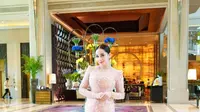 Nagita Slavina tampil cantik menawan mengenakan kebaya dan kain songket bernuansa senada, merah muda dan kuning pastel yang lembut. [Foto: Instagram/pecintaladygigi]