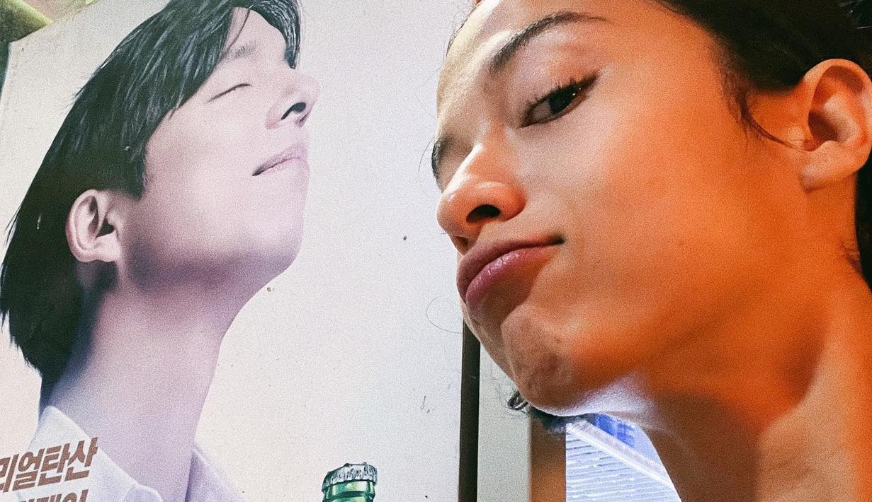 Ekspresi lucu Putri Marino "bersama" aktor kesayangannya. (Foto: Instagram/ putrimarino)