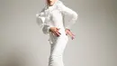 Penampilan totalitas Melly Goeslaw di sebuah photoshoot dalam balutan outfit berwarna putih. Head-piece bak Arabian Princess dan makeup bold menyempurnakan penampilan Melly Goeslaw di sini. [Foto: Instagram/melly_goeslaw]