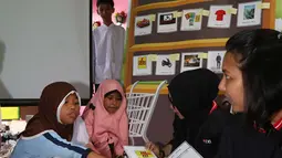 Anak-anak belajar mengelola keuangan melalui Kedai DBS di yayasan Rumpun Anak Pesisir di Jakarta Utara, (17/7). Kegiatan belajar-mengajar ini sebagai bentuk kontribusi terhadap Indonesia melalui program people of purpose. (Liputan6.com/Angga Yuniar)