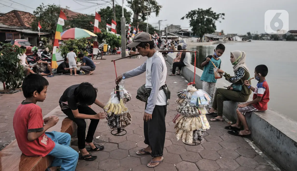 Suasana warga menikmati sore hari di Situ Rawa Besar, Lio, Depok, Jawa Barat, Kamis (20/8/2020). Di tengah meningkatnya kasus Covid-19 hingga menjadikan Depok kembali sebagi Zona Merah, warga masih banyak yang mengabaikan protokol kesehatan saat berada di ruang publik. (merdeka.com/Iqbal S. Nugroho)