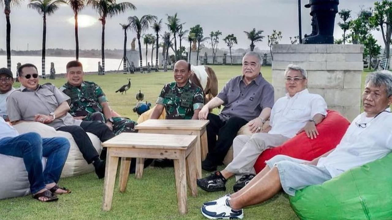 Politisi Partai Golkar, Bambang Soesatyo mengunggah foto dirinya bersama rekan-rekannya yang berasal dari berbagai profesi.