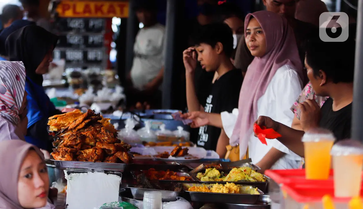 Makanan dan minuman yang dijual seperti aneka gorengan, kolak, aneka minuman manis. (Liputan6.com/Herman Zakharia)