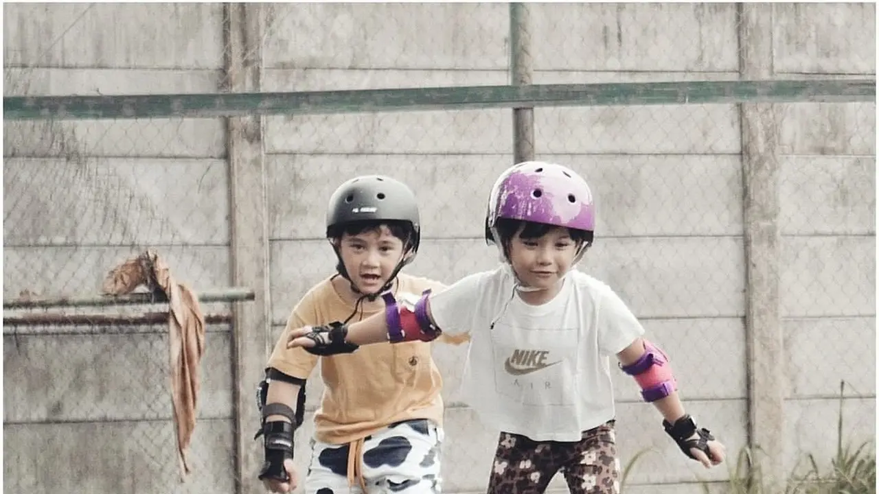 Rafathar dan Gempi main sepatu roda