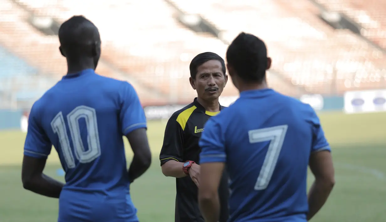 Pelatih Persib, Djadjang Nurdjaman memberikan arahan kepada anak asuhnya saat latihan jelang laga final Piala Presiden 2015 menghadapi Sriwijaya FC di Stadion Utama Gelora Bung Karno, Jakarta, Sabtu (17/10/2015). (Bola.com/Vitalis Yogi Trisna)