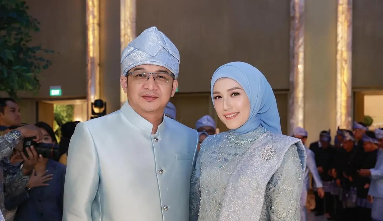 Adelia Pasha turut didapuk sebagai bridesmaid mengenakan kebaya brokat model kurung yang dipadukan songket sebagai selendang, dan hijab warna senada. [@adeliapasha_].