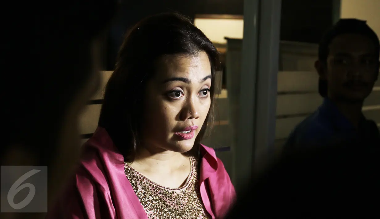 Adik Julia Perez, Nia Anggia memberikan keterangan pers tentang kondisi Julia Perez di RSCM, Jakarta, Jumat (21/4). Nia Anggia, menyampaikan kondisi kesehatan Julia Perez masih belum membaik pasca CT Scan. (Liputan6.com/Herman Zakharia)