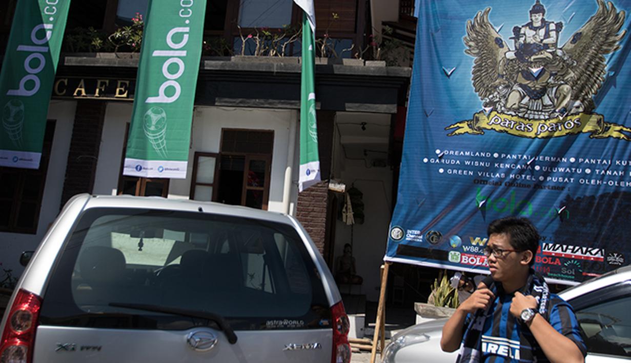 Seorang pendukung Inter Milan bersiap mengikuti Gathering Nasional Inter Club Indonesia (ICI) IV di Bali, Jumat (28/8/2015). Puncak Gathnas ICI Moratti akan diadakan di Garuda Wisnu Kencana. (Bola.com/Vitalis Yogi Trisna) 