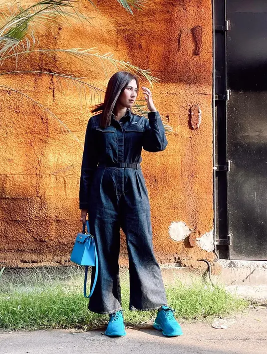 <p>Anti mainstream dengan denim jumper seperti Syahnaz. (Instagram @syahnazs)</p>
