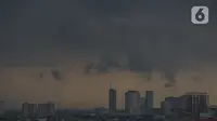 Awan hitam menyelimuti langit Jakarta, Kamis (4/11/2021). Badan Meteorologi, Klimatologi, dan Geofisika (BMKG) mengeluarkan peringatan dini potensi curah hujan tinggi dan berpotensi menimbulkan bencana hidrometeorologis di sejumlah daerah akibat adanya fenomena La Nina. (Liputan6.com/Johan Tallo)