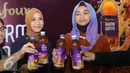 Zaskia Mecca (kerudung coklat) menghadiri peluncuran Nafoura Kurma Water di Jakarta, Kamis (2/5). Produk ini untuk memenuhi nutrisi masyarakat Indonesia saat berpuasa sehingga buah kurma dapat dinikmati melalui kemasan minuman. (Liputan6.com/Angga Yuniar)