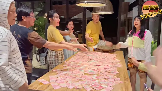 Main Game Serok Uang dengan Mata Tertutup, Aksi Via Vallen Ini Tuai Sorotan