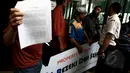 PT Cakra Asia Agung melarang PT Rezeki Dwi Sejati memasang palng di area Mall Jatinegara Xtaiment, Jakarta, Senin (13/4/2015). (Liputan6.com/Johan Tallo) 