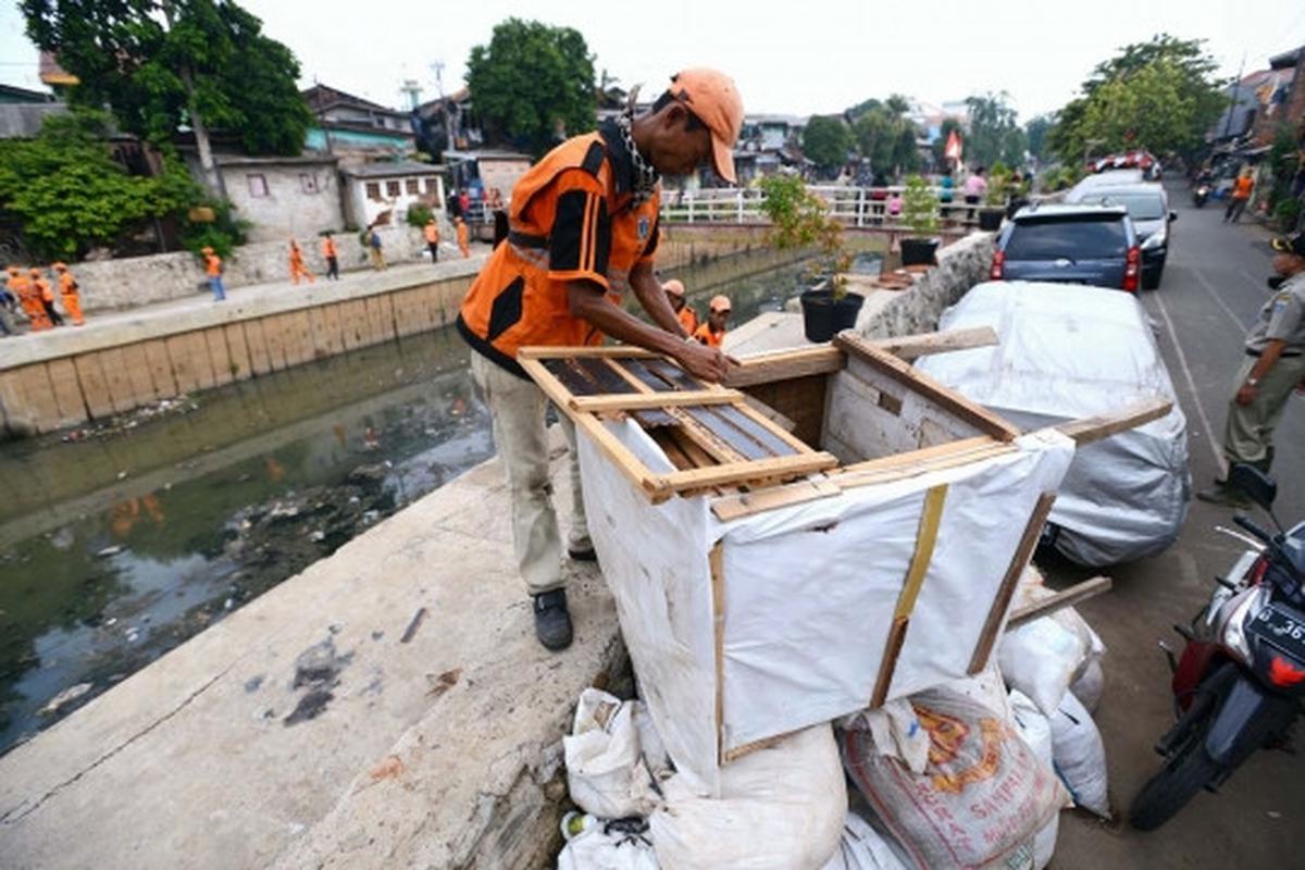 Antisipasi flu burung, kandang unggas di bantaran Ciliwung dibongkar
