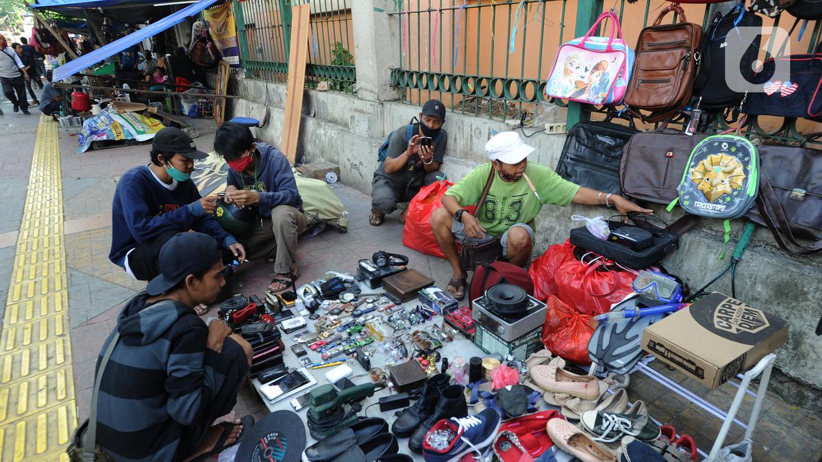 FOTO: Jual Beli Barang Bekas di Tengah Pandemi Covid-19 - Foto Liputan6.com