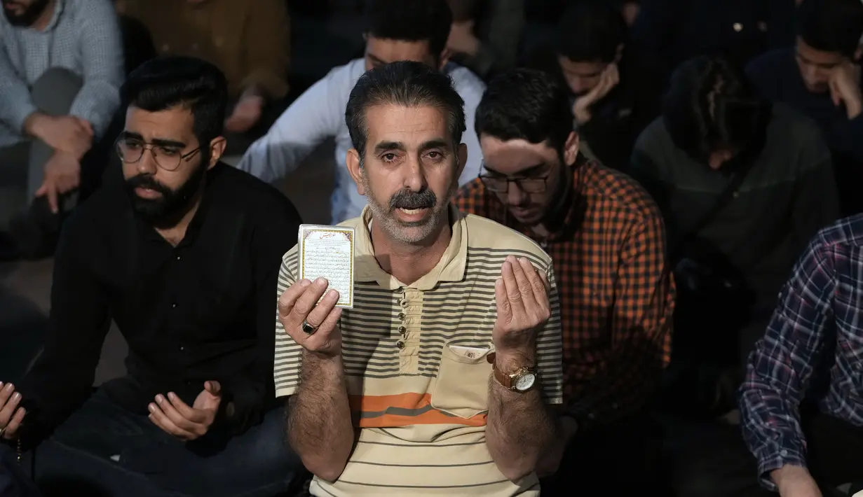 Raisi dilaporkan baru saja kembali dari upacara pembukaan sebuah bendungan di perbatasan Iran dengan Azerbaijan. Demikian seperti dilaporkan kantor berita Iran, IRNA, Minggu (19/5). (AP Photo/Vahid Salemi)