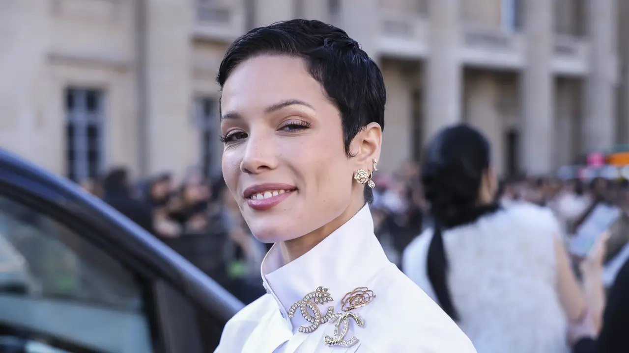 Penampilan Halsey Pamer Perut dan Pusar di Paris Fashion Week