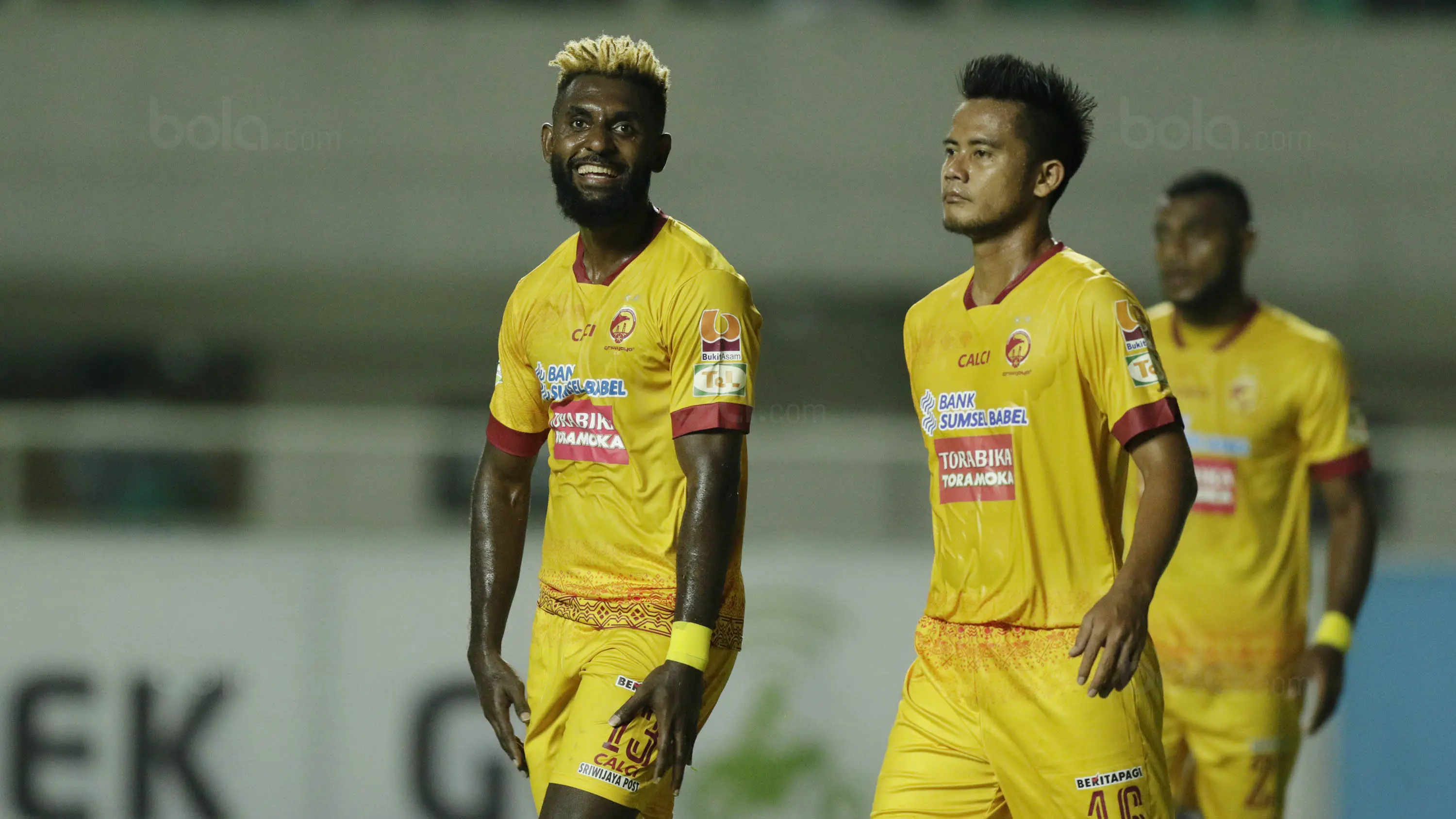 Pemain Sriwijaya FC, Yanto Basna dan Muhamad Robby saat pertandingan melawan PS TNI pada laga Liga 1 Indonesia di Stadion Pakansari, Bogor, Rabu, (25/10/2017). PS TNI menang 2-1 atas Sriwijaya FC. (Bola.com/M Iqbal Ichsan)