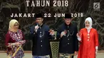Gubernur DKI Jakarta Anies Baswedan serta istri Fery Farhati Baswedan (kiri) dan Wagub DKI Jakarta Sandiaga Uno serta istri Nur Asia Uno saat merayakan Malam Resepsi HUT ke-491 Kota Jakarta di Balai Kota Jakarta, Jumat (22/6). (Liputan6.com/JohanTallo)