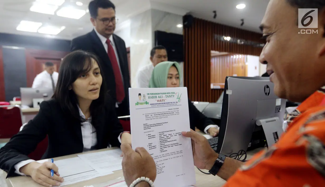 Petugas Mahkamah Konstitusi (kiri) melayani penggugat yang mendaftar di tempat sarana prasarana dukungan penanganan perkara perselisihan hasil Pilgub Serentak 2018 di Gedung Mahkamah Konstitusi, Jakarta, Kamis (5/7). (Liputan6.com/Johan Tallo)