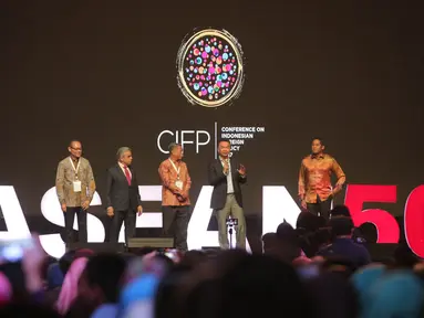 Pendiri FPCI, Dino Patti Djalal (kedua kiri) saat membuka conference on Indonesia Foreign Policy 2017 di Jakarta, Sabtu (21/10). (Liputan6.com/Faizal Fanani)