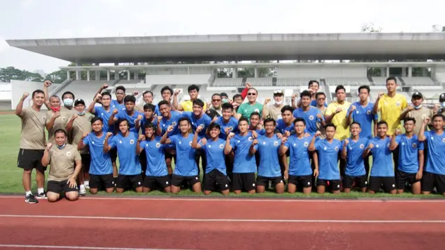 Ketua PSSI, Mochamad Iriawan berpose dengan Timnas Indonesia U-19.