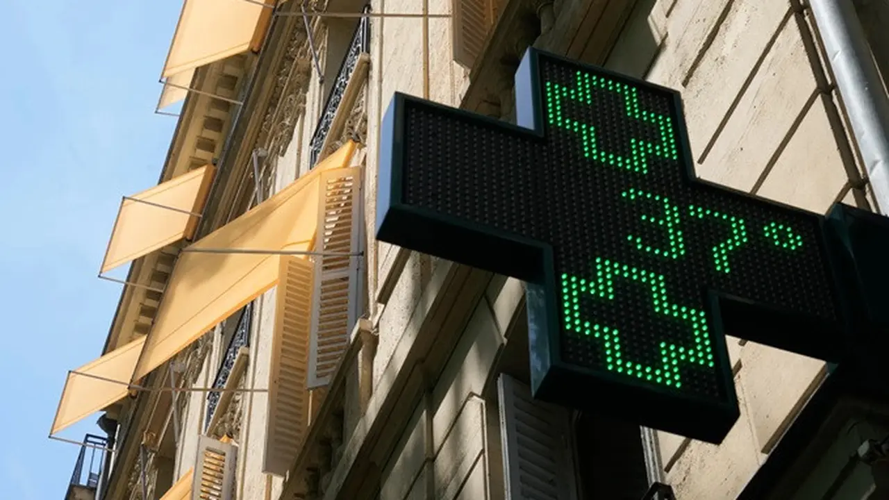 Papan penunjuk suhu di depan sebuah apotek menunjukkan temperatur 37 derajat Celsius di Paris, Prancis, Minggu (21/6/2026).