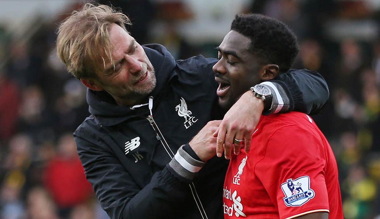 Pelatih Liverpool, Jurgen Kloop dan pemainnya Kolo Toure merayakan kemenangan atas Norwich. Kini pelatih asal Jerman itu bertugas terus mendorong posisi Liverpool ke zona Liga Champions. (Reuters/Alex Morton)